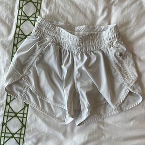 Lululemon White Tracker Lined Short 4”